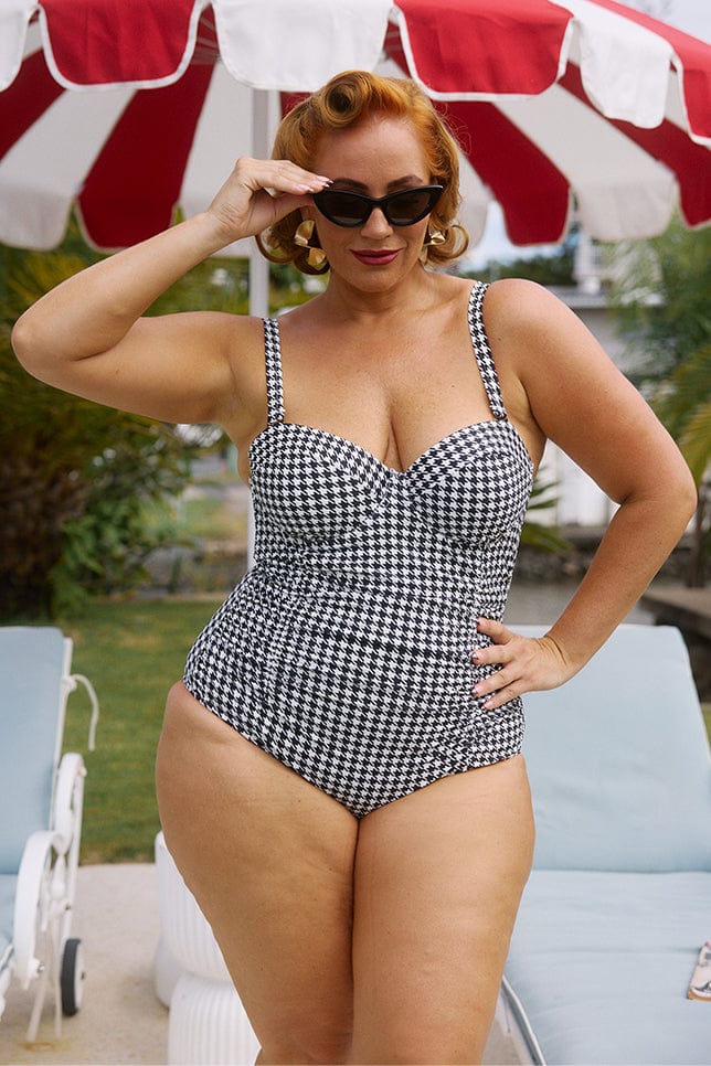 model wearing hounds tooth retro one piece