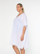 model showing side of white cotton kaftan